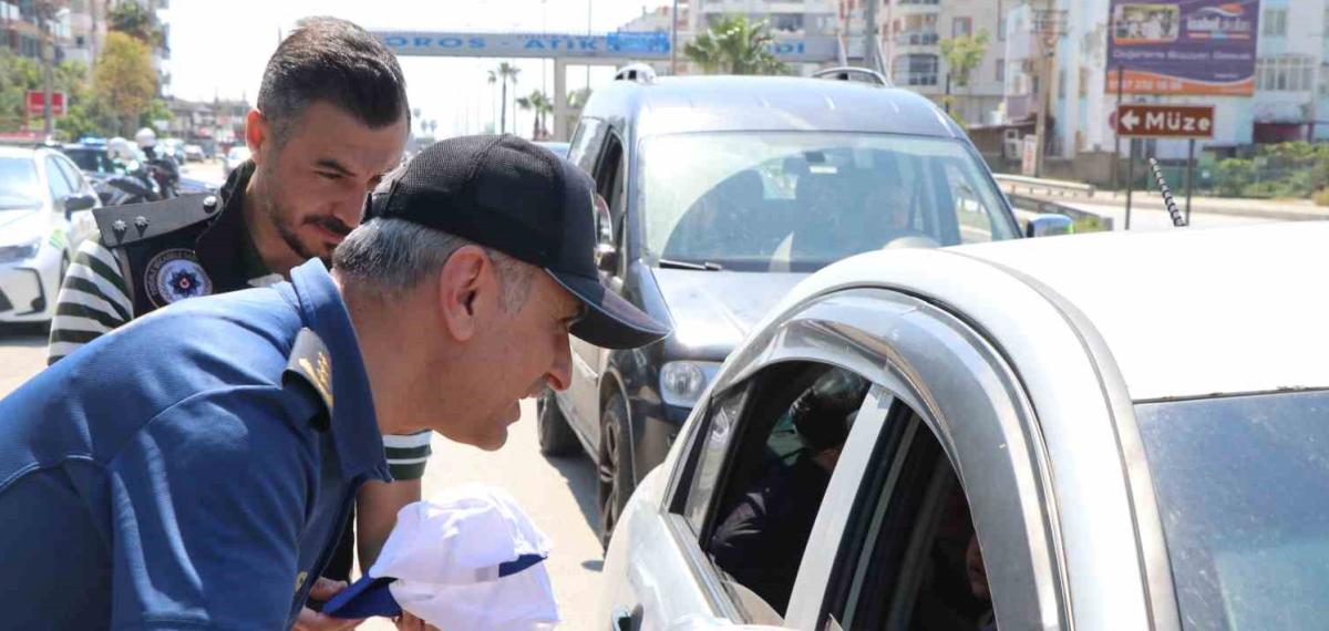 Mersin’de Yoğurt ve Çilek İkramlı Trafik Uygulaması