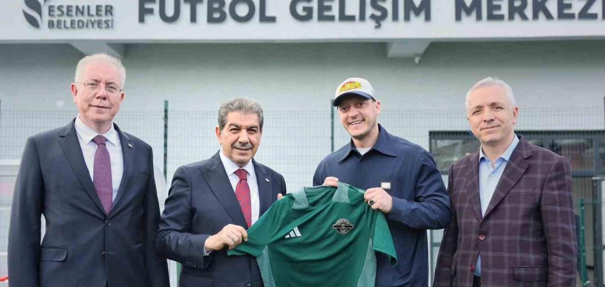 Mesut Özil Esenler’de Sahaya İndi