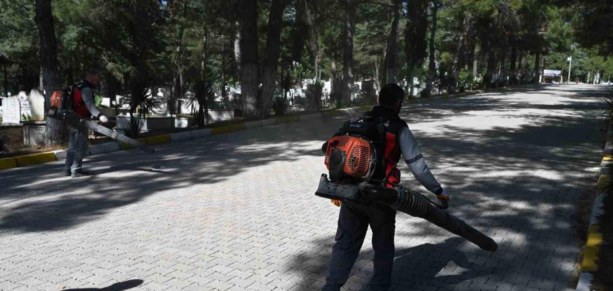 Mezarlıklar Bayram Ziyaretine Hazır Hale Getirildi