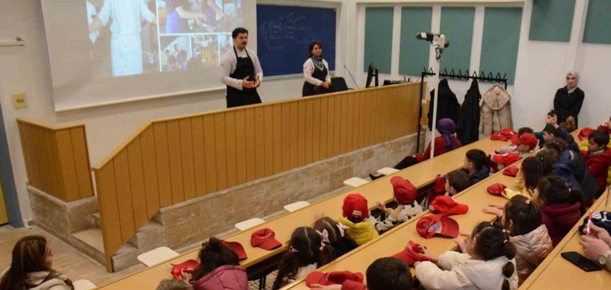 Minik Eller Mutfakta İlk Deneyimini Yaşadı