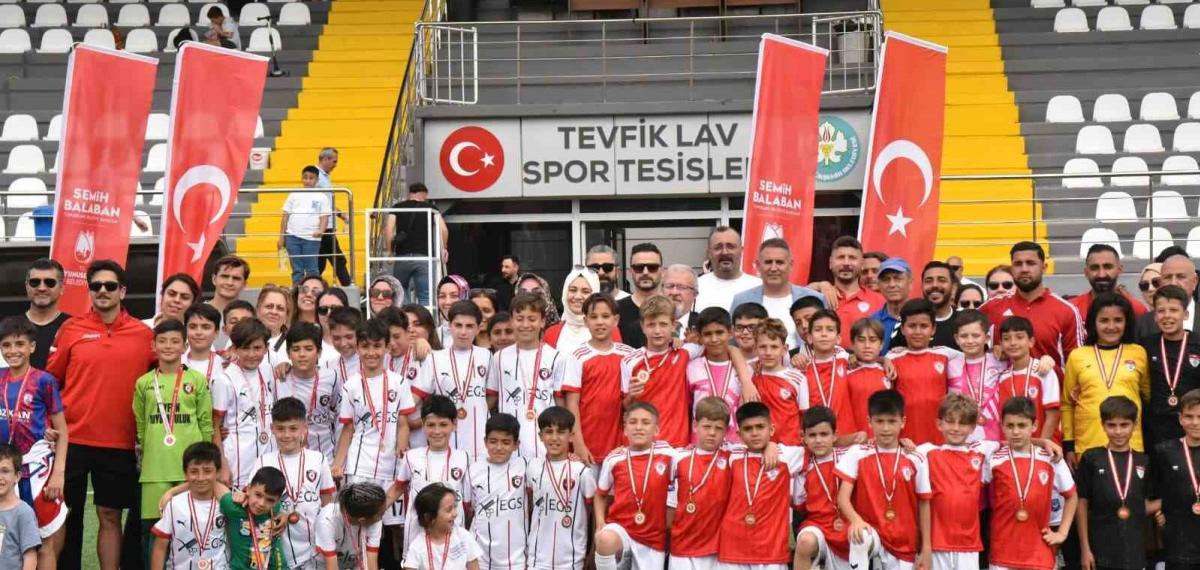 Minikler 19 Mayıs Ruhunu Sahaya Taşıdı