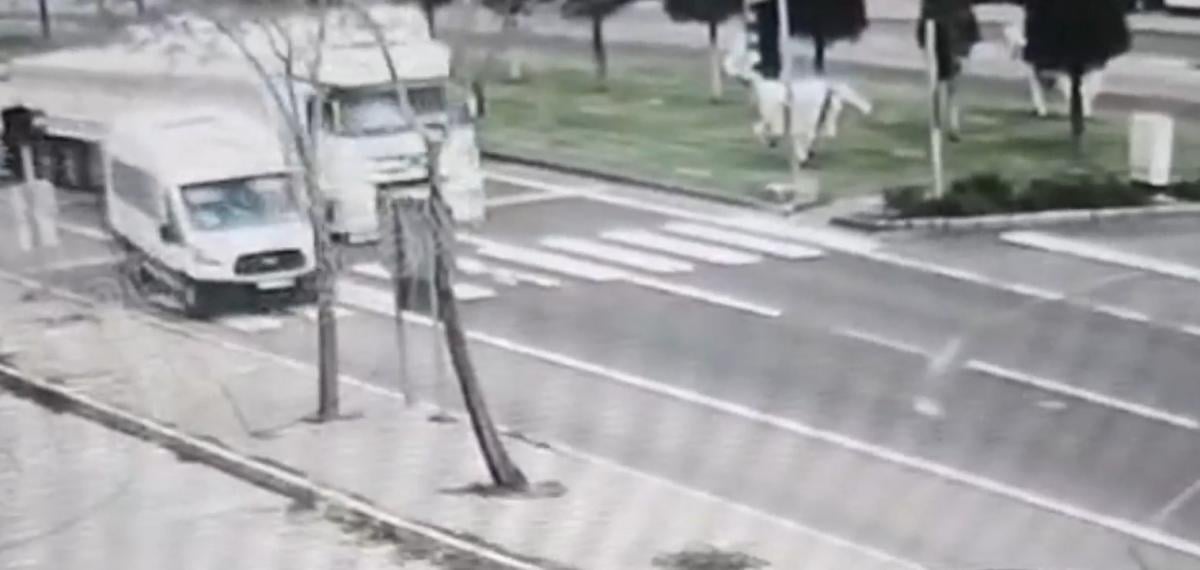 Nevşehir’de Tırın Öğrenci Servisleriyle Tehlikeli Manevrası Kamerada