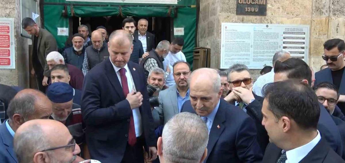 Numan Kurtulmuş Cuma Namazında Ulu Cami’de Vatandaşlarla Saf Tuttu