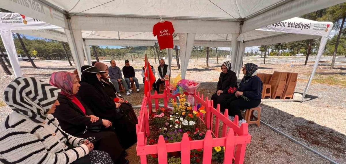 Okul Saldırısında Hayatını Kaybeden Almina’nın Mezarı Pembeye Boyandı