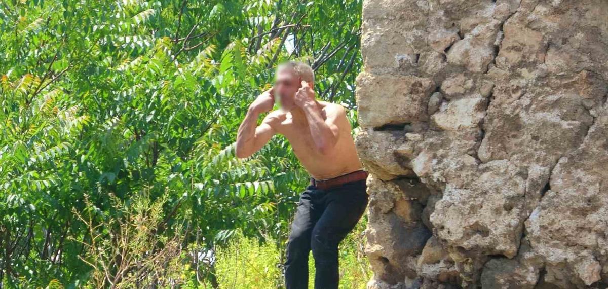 Önce Anıta Ardından Tarihi Surlara Çıktı, Karnı Acıkınca Çorbayla İkna Edildi