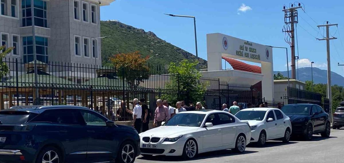 Otobüs Kazasında Ölenlerin Kimlik Tespit Çalışmaları Sürüyor