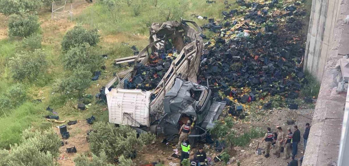 Otomobile Çarpan Sebze Yüklü Tır Viyadükten Aşağı Uçtu: 3 Ölü, 3 Yaralı