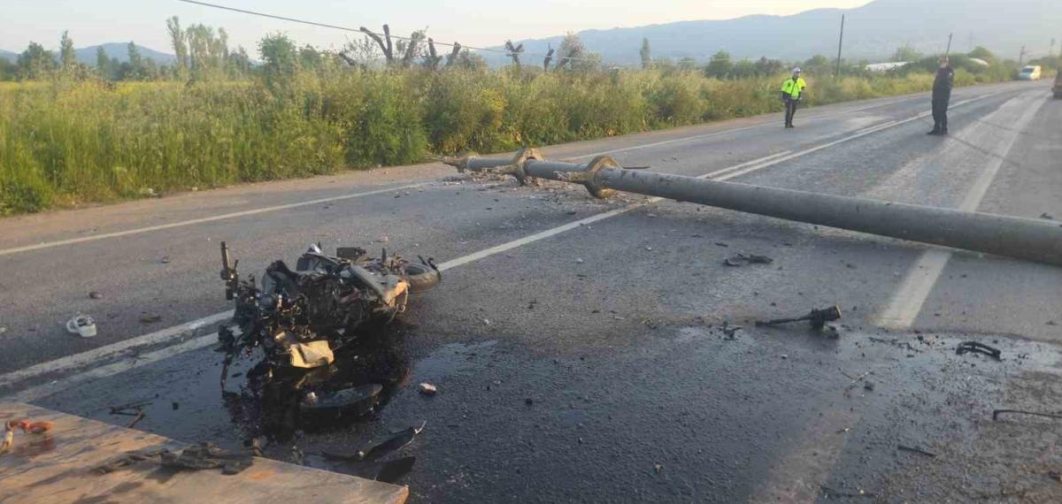 Otomobilin Devirdiği Elektrik Direğine Motosiklet Çarptı: 4 Yaralı