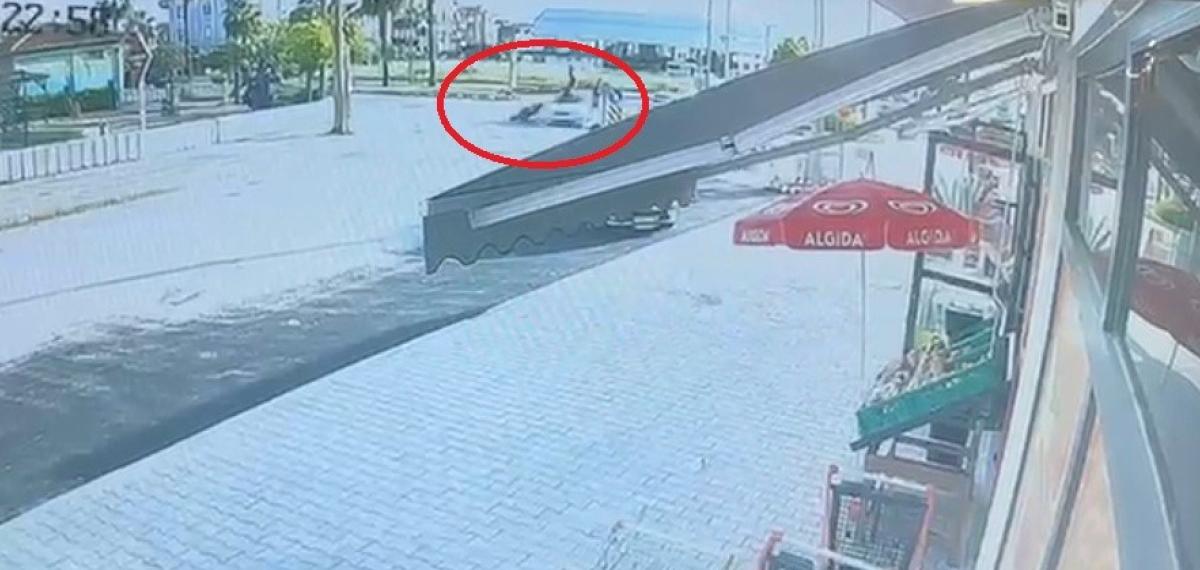 Otomobille Çarpışan Motosiklettekiler Metrelerce Savruldu: 2 Ağır Yaralı