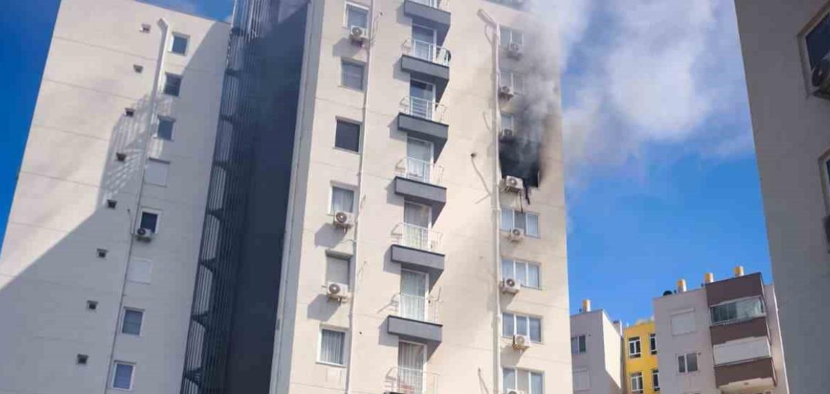 Oyun Oynarken Yakılan Mum Daireyi Küle Çevirdi