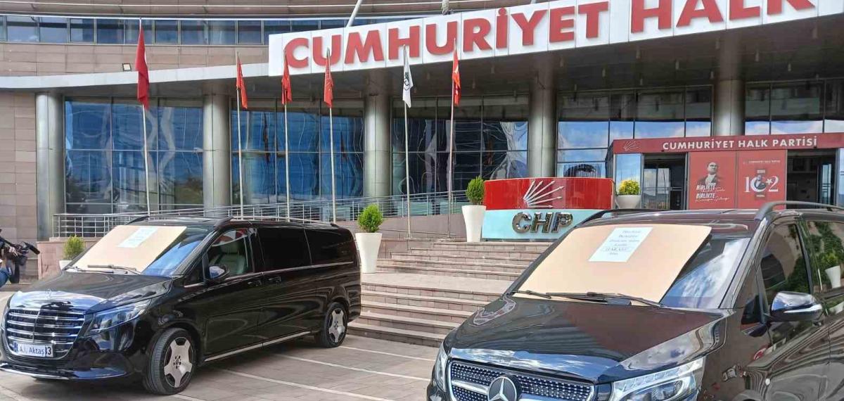 Özgür Özel Döneminde CHP’ye Tahsis Edildiği İddia Edilen İki Araç “Haram Parayla Alınmıştır” Yazısıyla Sergilendi