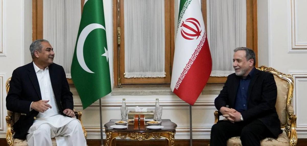 Pakistan İçişleri Bakanı Naqvi, İran Dışişleri Bakanı Arakçi ile Bir Araya Geldi