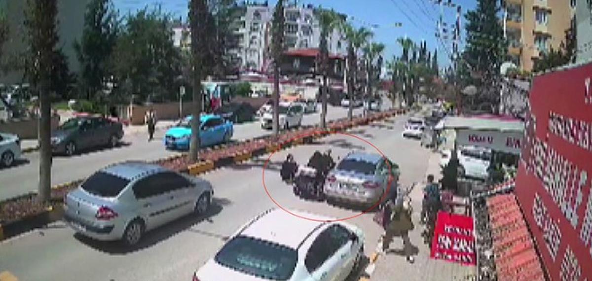 Park Halindeki Araca Çarparak Mopedden Yere Savrulan Biri Çocuk 2 Kişi, Sürücünün Dikkatiyle Ezilmekten Kurtuldu
