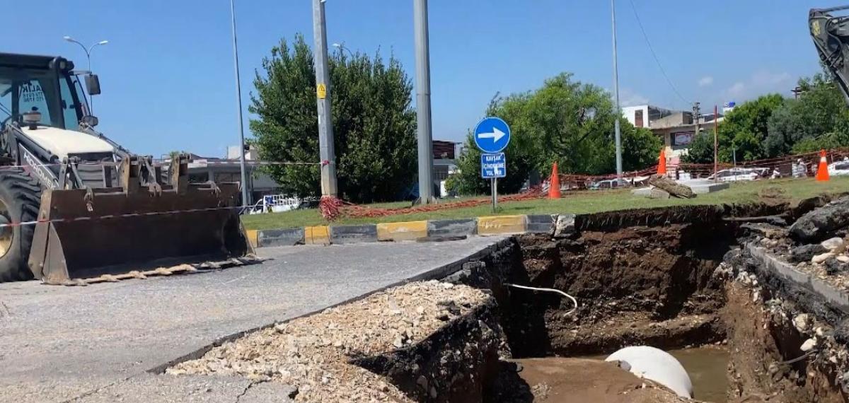 Patlayan Ana Su Borusu Yolları Göle Çevirdi, İş Yerleri Sular Altında Kaldı