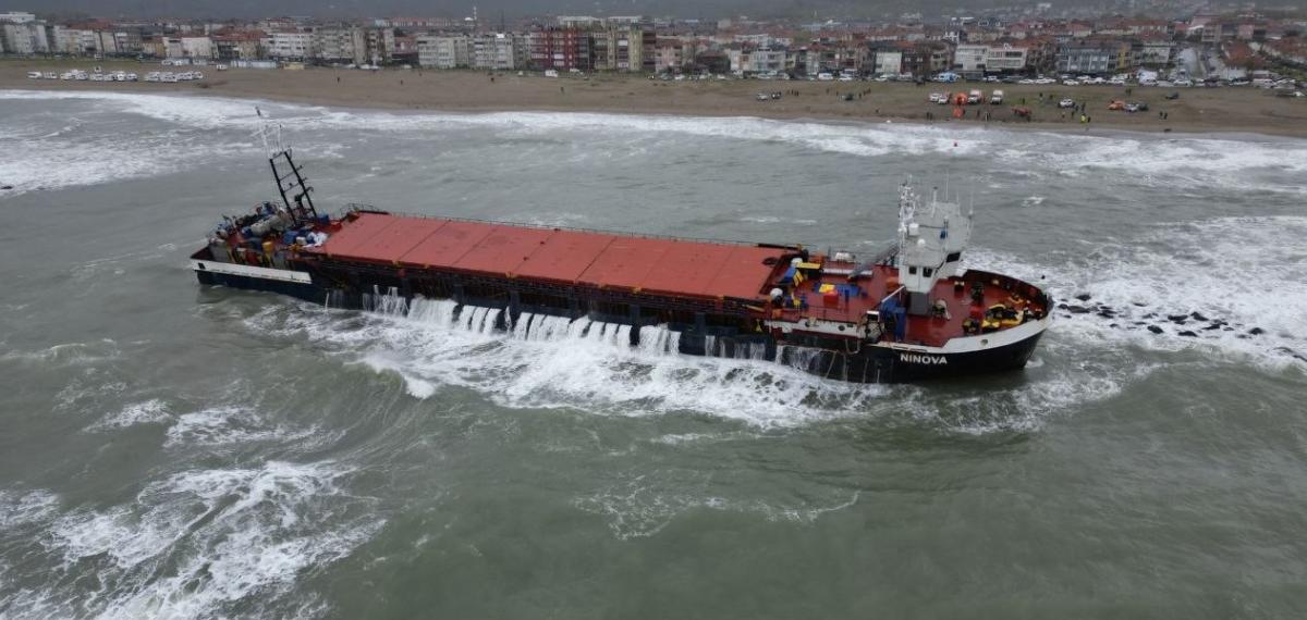 Sakarya’da Karaya Oturan Gemi Havadan Görüntülendi