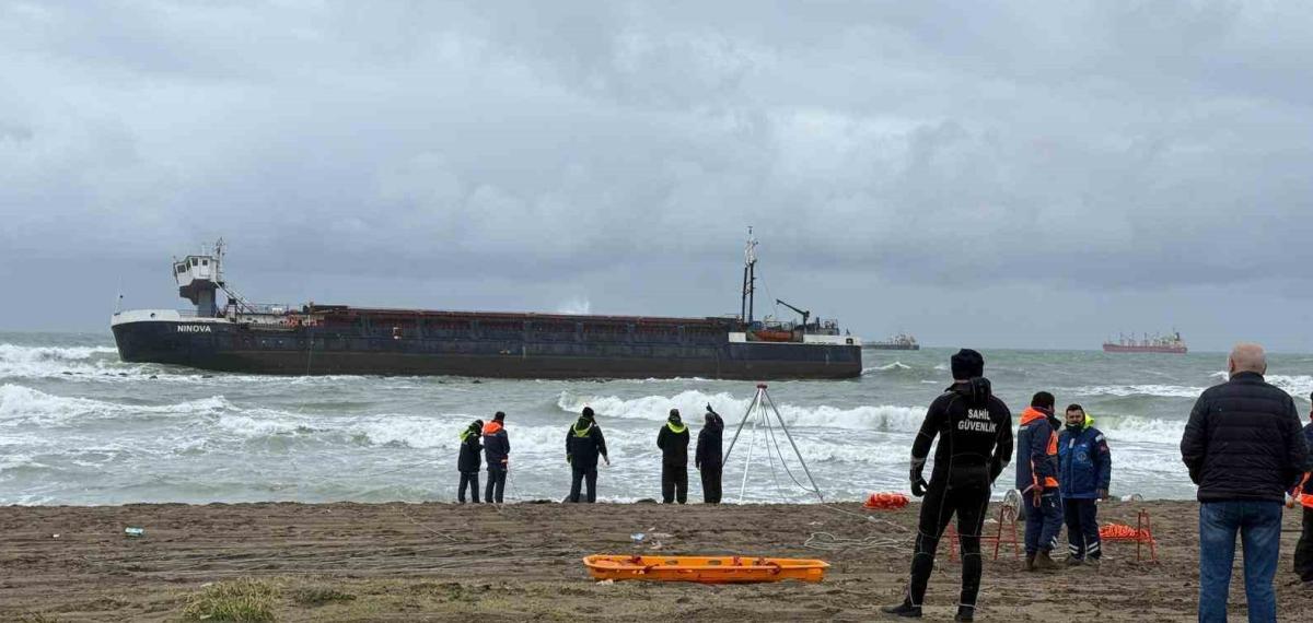 Sakarya’da Karaya Oturan Gemideki 8 Personel Kurulan Halat Sistemiyle Kurtarılıyor