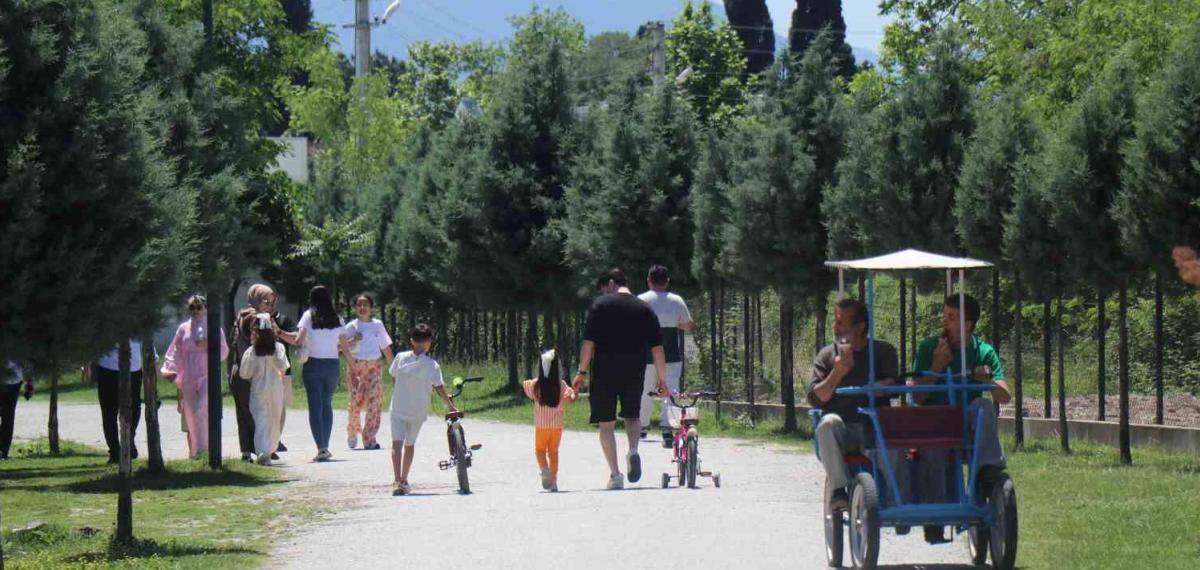 Sakarya’da Vatandaşlar Bayramın İlk Gününde Tabiat Parklarına Akın Etti