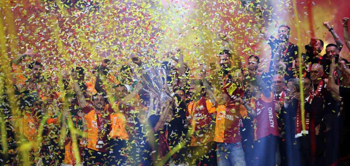 Şampiyon Galatasaray Kupasını Aldı