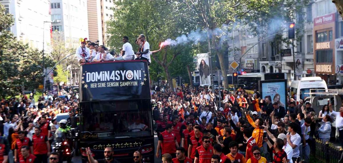 Şampiyon Galatasaray Üstü Açık Otobüsle Şehir Turu Attı
