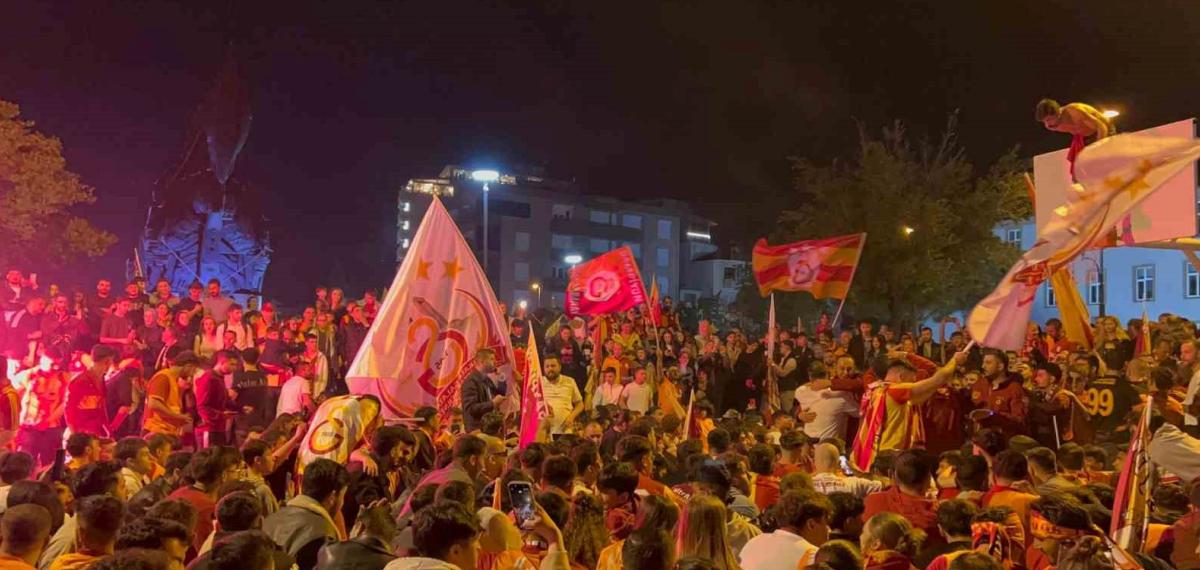 Şampiyonluğu Garantileyen Sarı-Kırmızılılar Çanakkale Sokaklarında Şampiyonluk Coşkusu Yaşadı