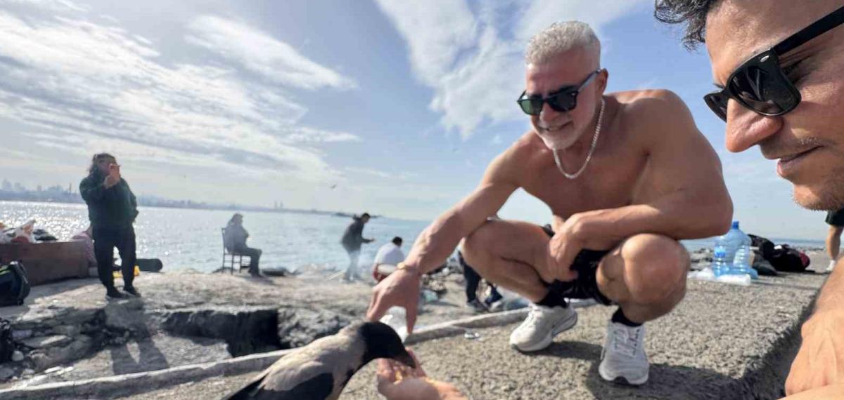 Sarayburnu’ndaki Yüzücüler, Karga Dostlarını Elleriyle Besliyor