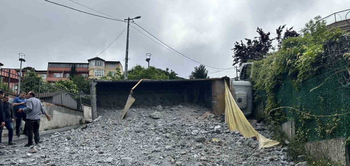 Sarıyer’de Moloz Yüklü Kamyon Geri Kayarak Devrildi, Sürücü Yaralandı