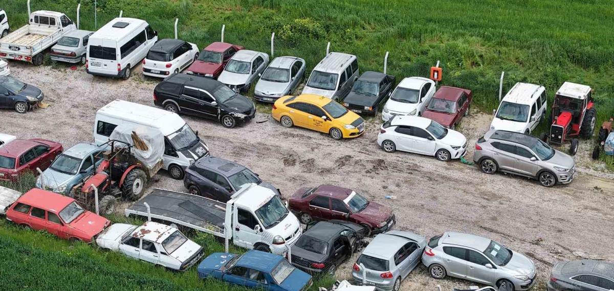 Sel Felaketinin Yaşandığı İlçede Araç Mezarlığı Oluştu