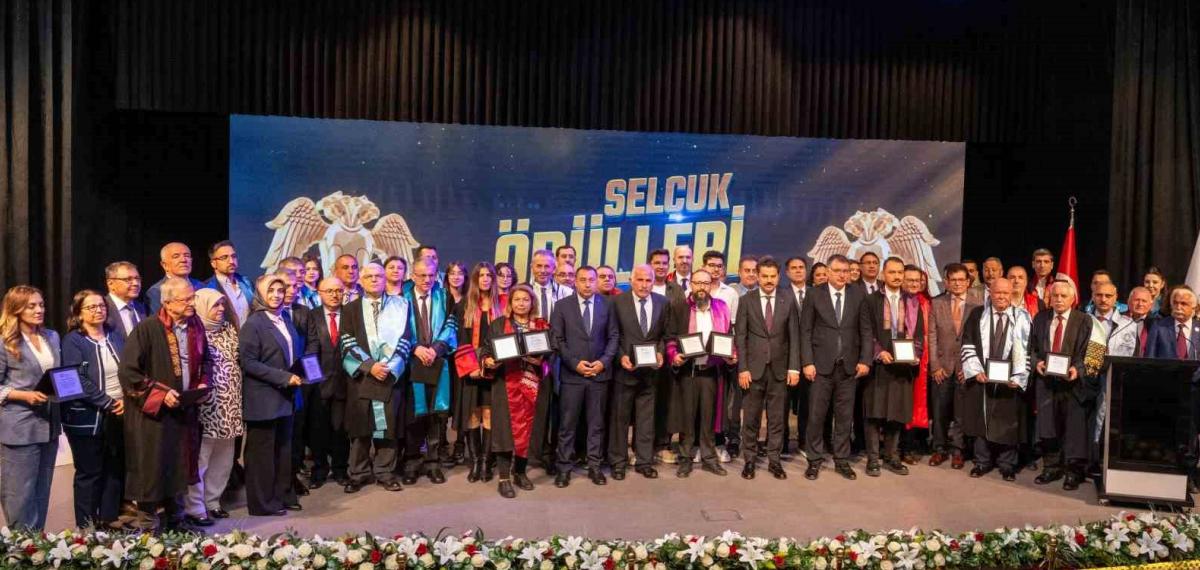 Selçuk Üniversitesinde Başarıya Katkı Sağlayanlar Onurlandırıldı