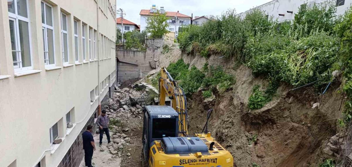 Selendi’de Çöken Okul Duvarında Yapım Çalışmaları Başladı