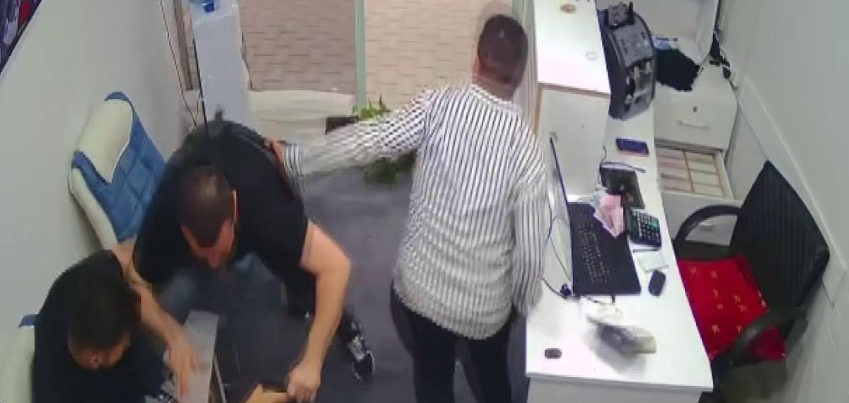 Silahla Döviz Bürosunu Basan Husumetlisine Karşı Boğuşarak Hayatta Kalmayı Başardı