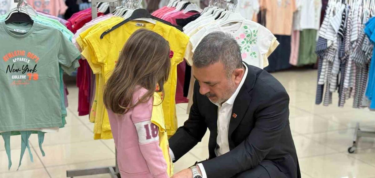 Sincan Belediye Başkanı Murat Ercan Çocuklara Bayramlık Hediye Etti