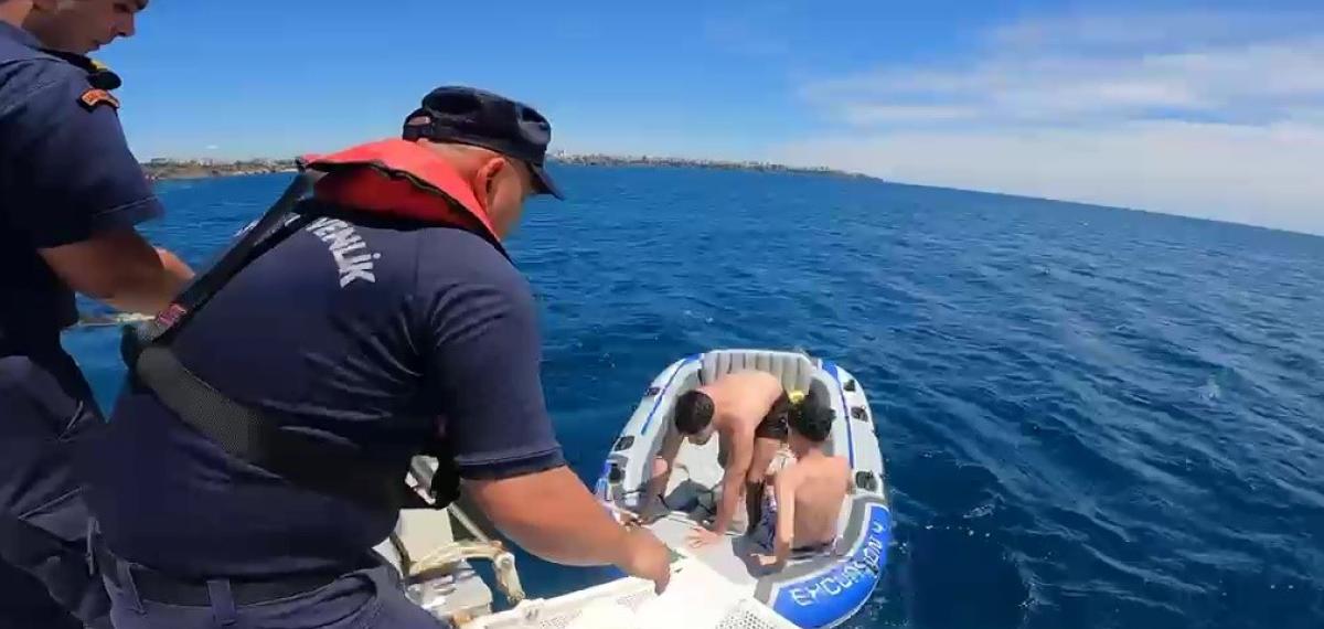 Şişme Botları Patlayan ve Rüzgarla Sürüklenen 2 Genci Sahil Güvenlik Ekipleri Kurtardı