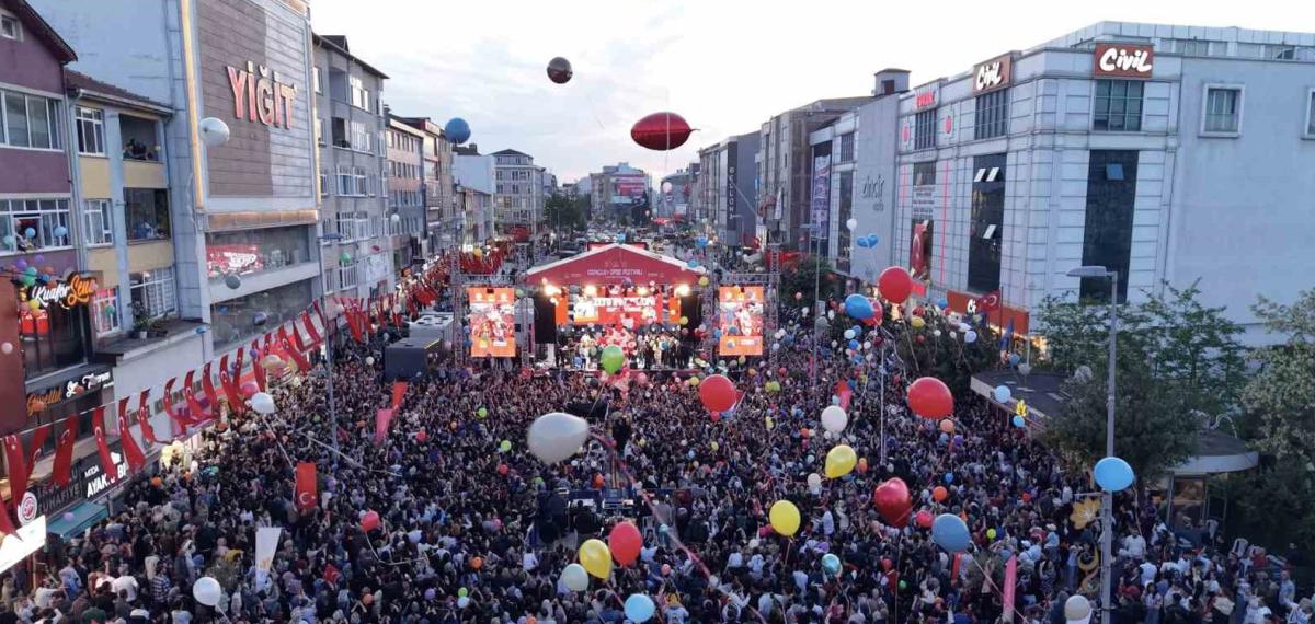 Sultanbeyli’de Kanseri Yenen Zeyd İçin Binlerce Balon Gökyüzüne Bırakıldı