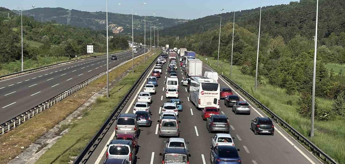 Tatilcilerin Dönüşü Sürüyor: Bolu Geçişinde Uzun Araç Kuyrukları