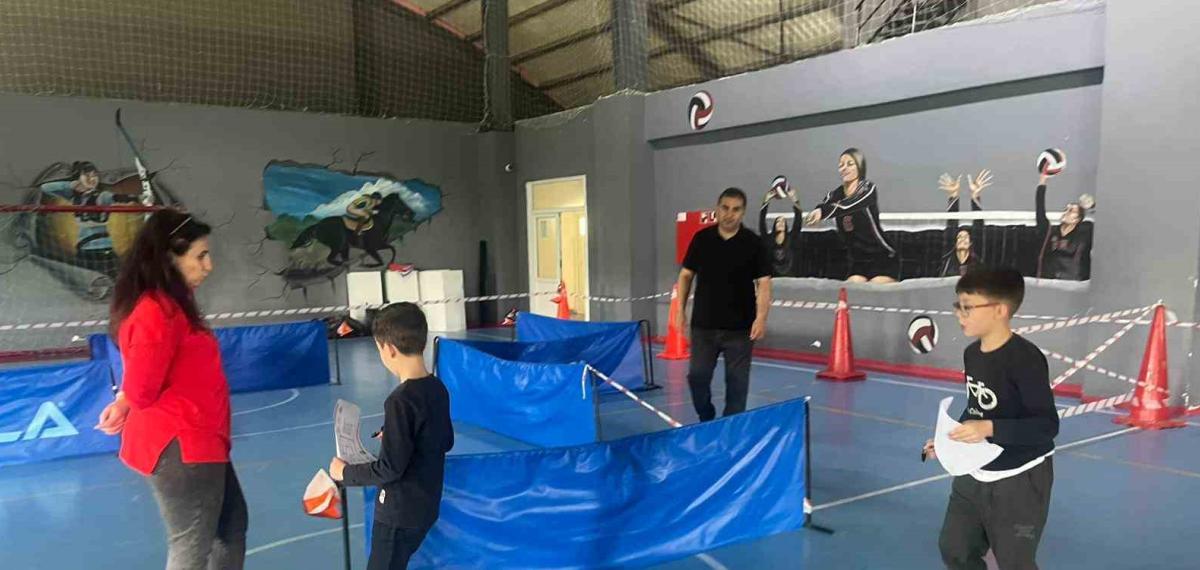 Tavşanlı’da Öğrenciler Ellerindeki Haritalarla Zamana Karşı Yarıştı