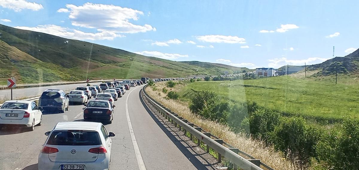 Trabzon’dan Batıya Dönüş Kabusu: Ankara ve İzmir Yolları Tamamen Kilitlendi