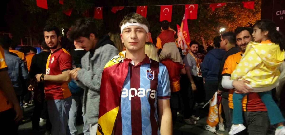 Trabzonlu Taraftar Galatasaray’ın Şampiyonluk Kutlamasına Katıldı