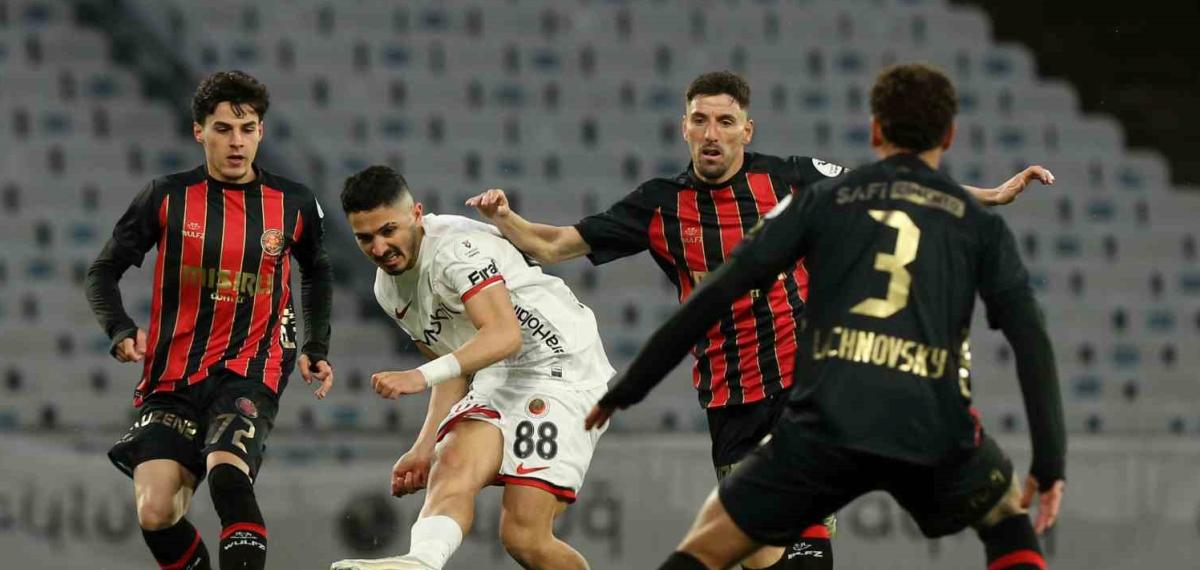 Trendyol Süper Lig: Fatih Karagümrük: 1 – Gençlerbirliği: 0 (İlk Yarı)