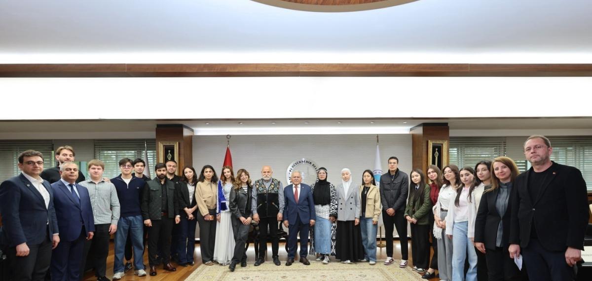 Türk Dünyası Gençleri, Kültür Başkenti Kayseri’de Başkan Büyükkılıç’ı Ziyaret Etti