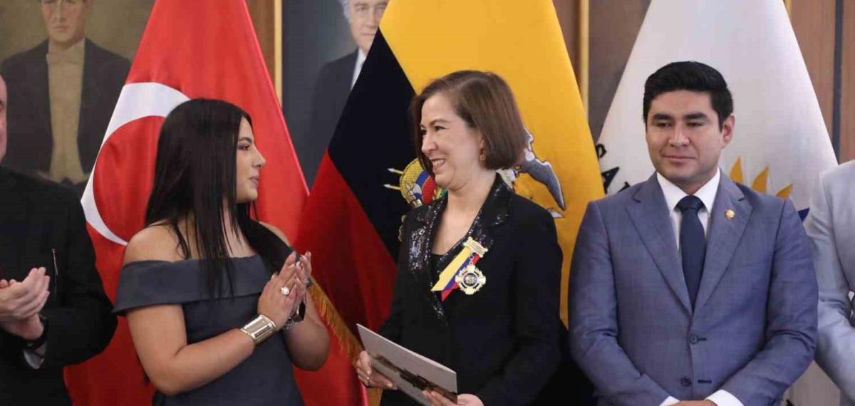 Türkiye’nin Ekvador Büyükelçisi Yalçın’a Onur Nişanı