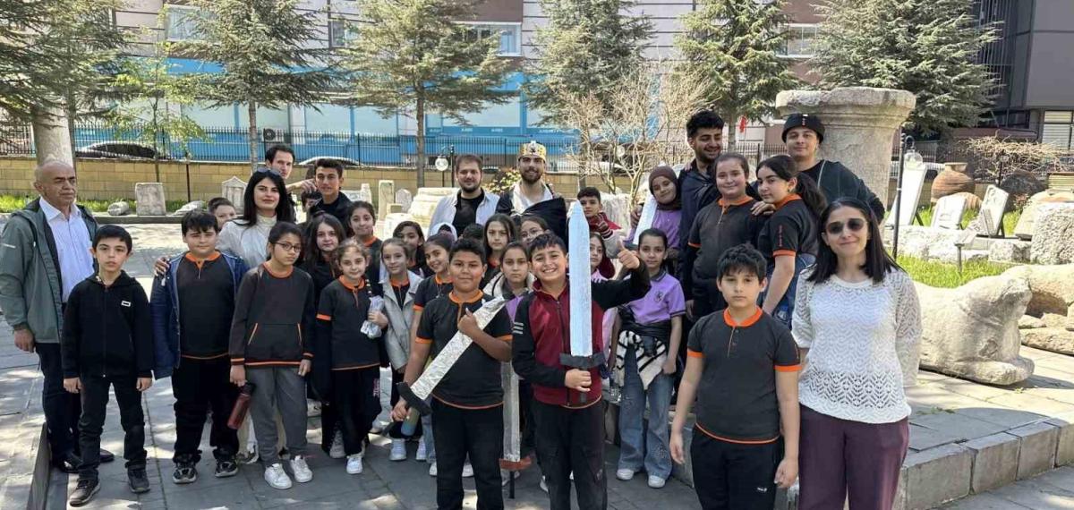 Üniversite Öğrencilerinin Yazıp Sahnelediği Oyun, Miniklerden Büyük Alkış Topladı
