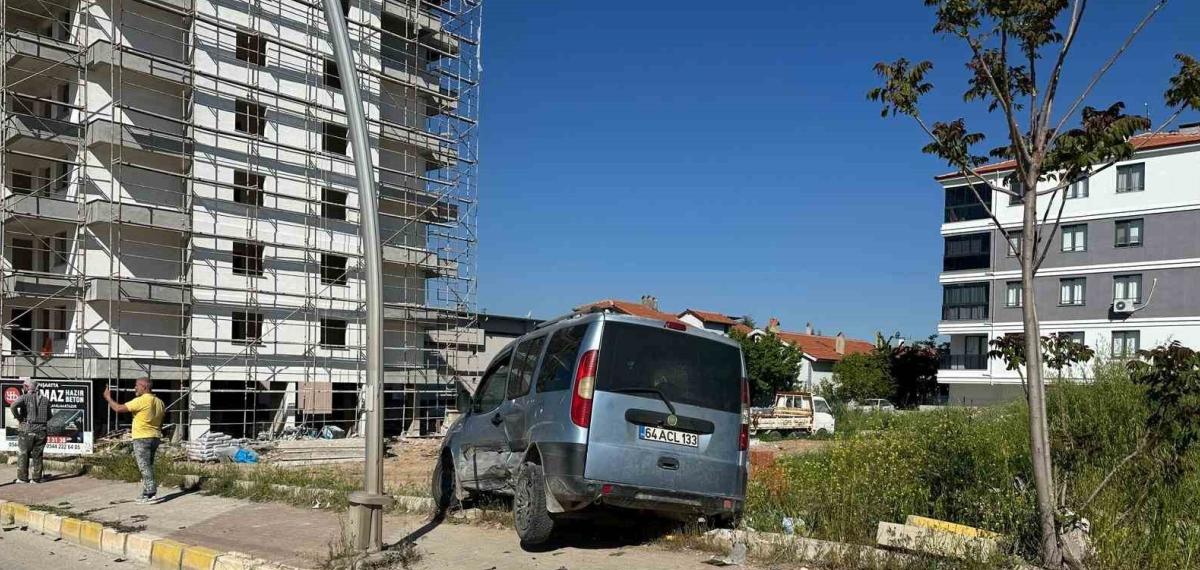 Uşak’ta Park Halindeki Araca Çarpan Otomobil Kazaya Neden Oldu: 4 Yaralı