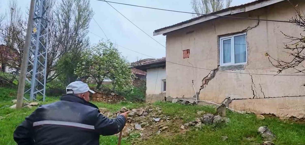 Yağış Sonrası Toprak Kaydı, 9 Yapı Zarar Gördü
