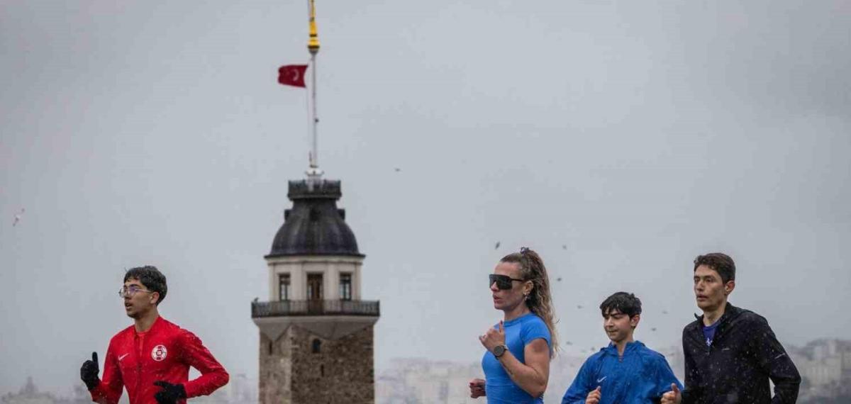 Yağmur Yağdı, İstanbul Koştu