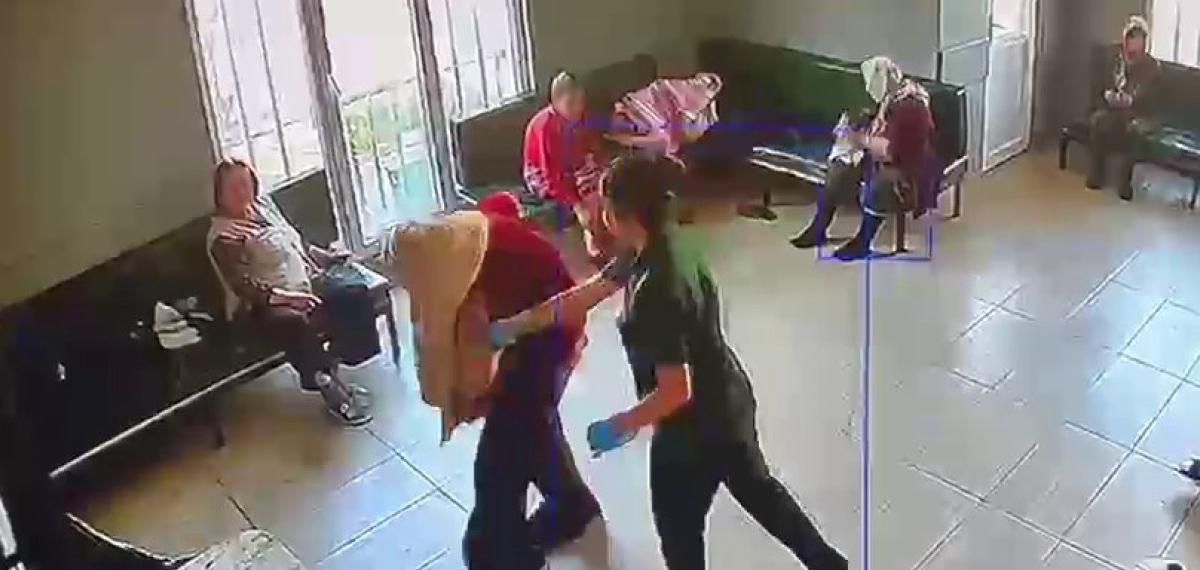 Yaşlı Bakım Merkezinde Skandal Görüntüler: Hastaya Şiddet ve Tükürme Kamerada