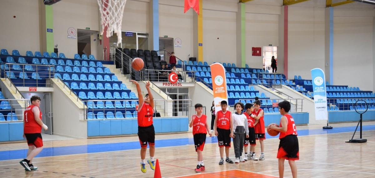 Yeşilyurt Belediyesi’nin Basketbol Turnuvası’nda Dostluk ve Rekabet Bir Arada Yaşandı