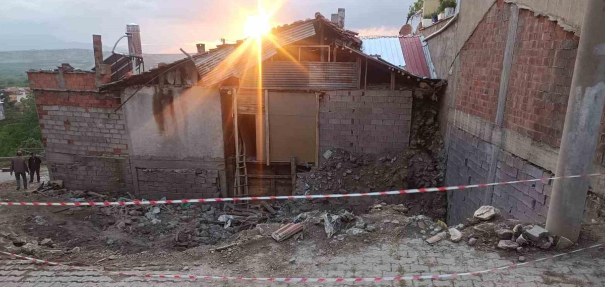 Yıkılan Metruk Evde Oynayan Çocuklar Kurtuluş Savaşına Ait Olduğu Değerlendirilen El Bombası Buldu