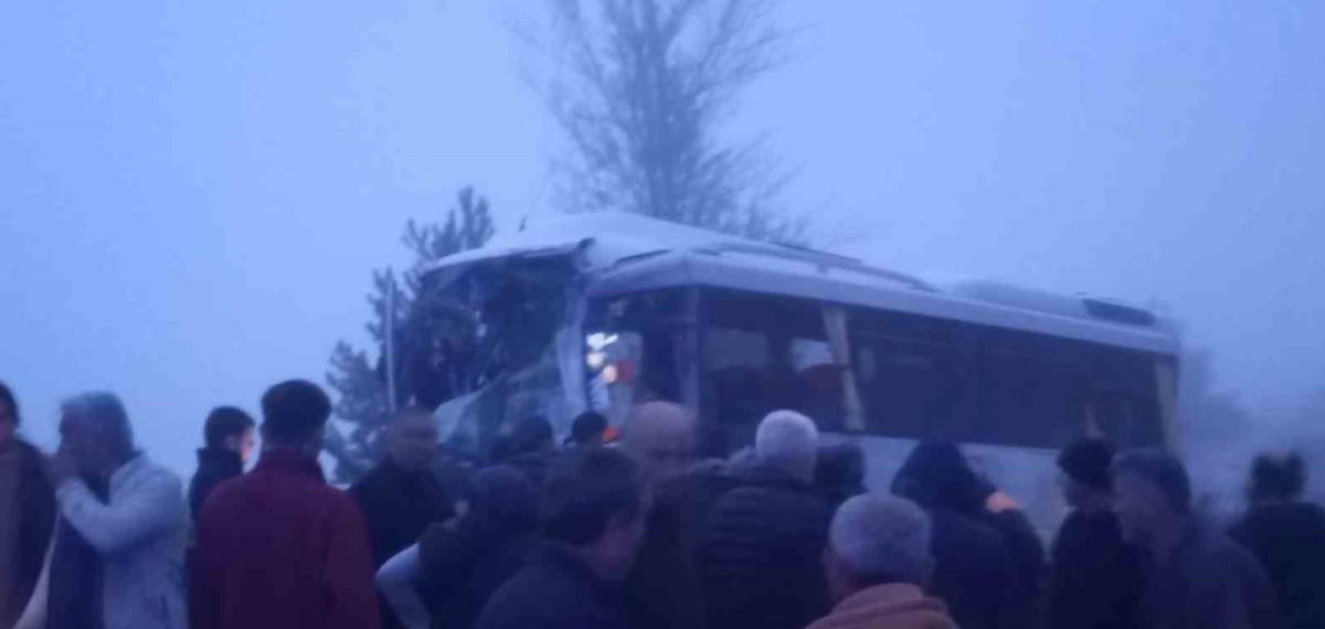 Yolcu Midibüsü ile Yakıt Yüklü Tır Çarpıştı: 3 Yaralı