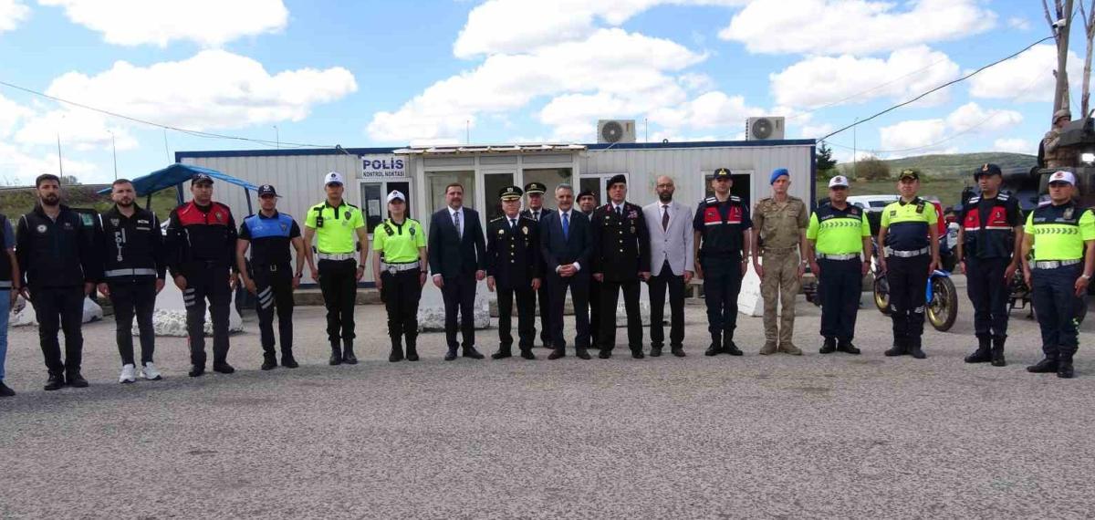 Yozgat Valisi Mehmet Ali Özkan, Şehitlik ve Uygulama Noktasında Bayramlaştı