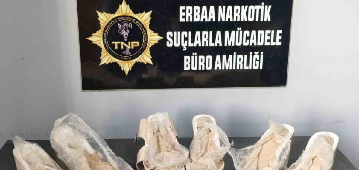 Yüksek Ökçelerinden Eroin Çıktı